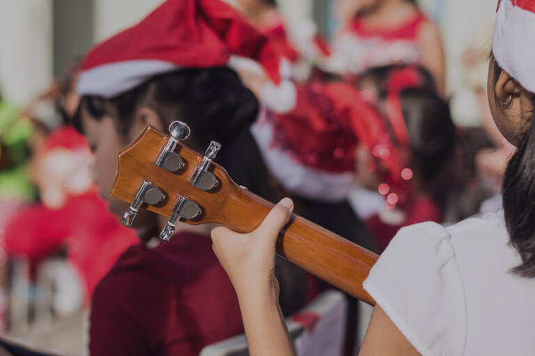 Momclone-kids-playing-music-holiday-musical-performance-768x